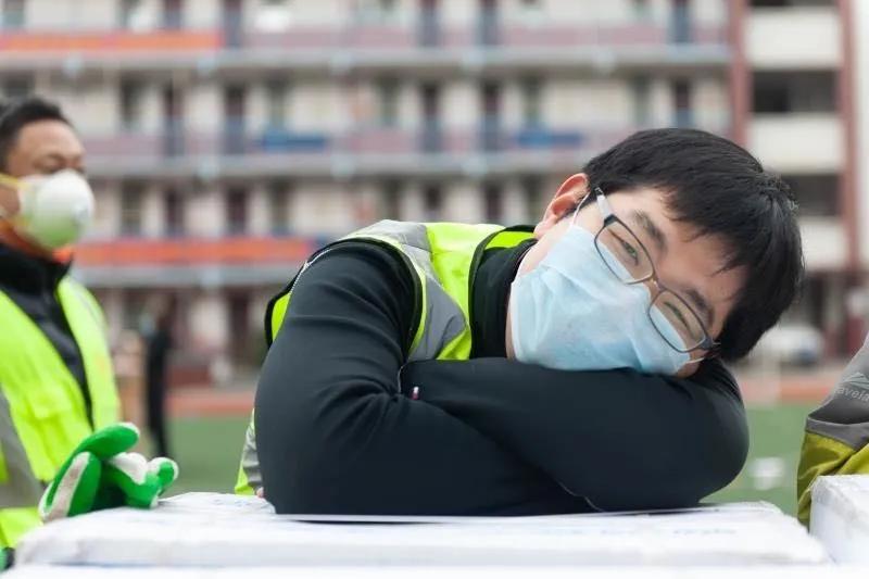 志愿者賈威：“累了，趴下歇會兒”